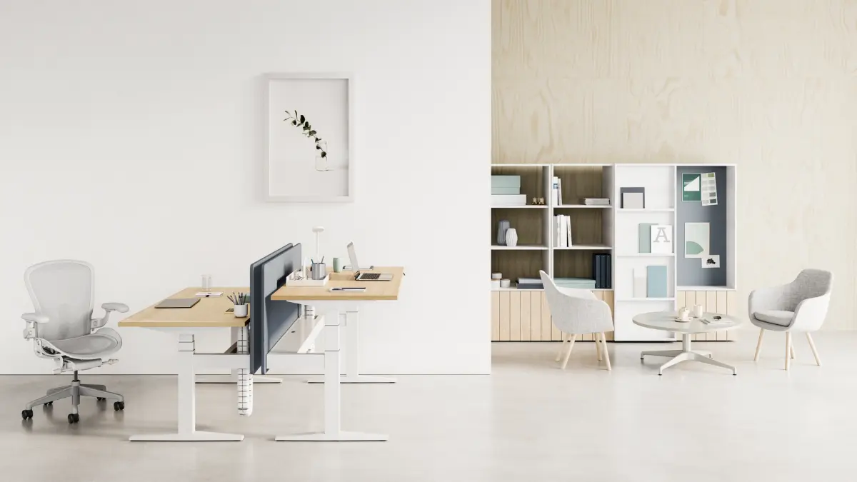 Ergonomiczne stanowisko pracy z fotelem Herman Miller Aeron i biurkiem z regulacją wysokości.